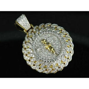 Pendentif médaillon en argent sterling avec sertissage de pierres détaillé et style streetwear - Product Image 1