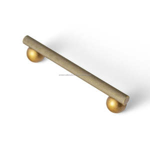 Tirador de Metal Artesanal con Acabado Liso para Aplicaciones en Puertas y Cajones de Muebles Rústicos - Product Image 1