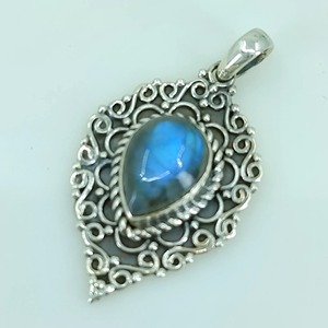 Collier pendentif en argent sterling fait main avec labradorite, serti clos, pierre précieuse naturelle en forme de poire, bijoux bohèmes, pierre de naissance de février - Product Image 1