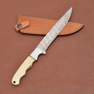 Cuchillo de chef para filetear hecho a mano con acero de Damasco, mango de hueso de camello y funda de cuero. - Product Image 4