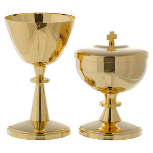 Calice et ciboire magnifiques en laiton couleur or, également personnalisables avec un design gravé. Le calice est fait main en laiton de haute qualité pour l'église. - Product Image 1