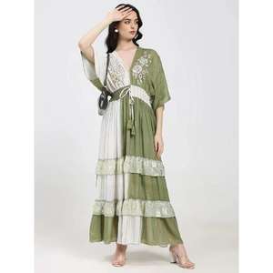 Hermoso Vestido Maxi Boho Chic 100% Algodón Verde y Blanco con Bordado, Cuello en V, Mangas Abullonadas y un Impresionante Diseño de Bloques de Color - Product Image 2