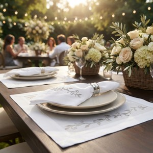 Ensemble élégant de sets de table et de serviettes en coton blanc avec broderie délicate de vigne pour une table raffinée - Product Image 4
