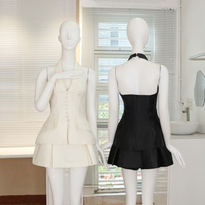 Robe fourreau vintage élégante en satin blanc uni, sans manches, taille naturelle, épaules dénudées, détail nœud, coupe classique - Product Image 2