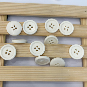 กระดุมเปลือกหอยคอโรโซแท้แบบยั่งยืน เป็นมิตรกับสิ่งแวดล้อม แบบแบน 4 รู สำหรับเสื้อโค้ท - Product Image 1