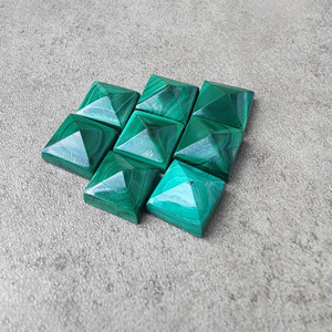 Cabujón de Malaquita Natural en Forma de Pirámide Cuadrada, Piedra Preciosa Calibrada con Reverso Plano, para Joyería - Product Image 3