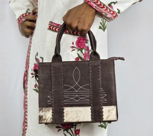 Bolso de hombro bohemio de cuero genuino con bordado y panel de piel de vaca, cierre de cremallera, para uso diario de mujer, fabricado en India. - Product Image 2