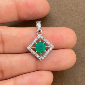 Pendentif tendance en argent sterling plaqué rhodium avec onyx vert de forme carrée, serti griffes, fait main, style minimaliste - Vente en gros Rhaya Jewels - Product Image 3