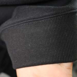 Sudadera GRIFFIS BLACK con Cuello Alto, 100% Rojo, Apliques Bordados, Cuello Ancho, Hilos Finos - Product Image 6