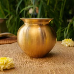 Decoración de Mesa con Patrón Om, Lota/Kalash de Latón Metálico para Pooja en Casa, Templo, Oficina y Bodas, al por Mayor - Product Image 2