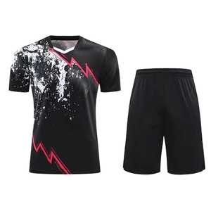 Camiseta de Tenis Negra con Cuello en V para Hombre, con Estampado de Rayos Rojos, Absorbente de Humedad, Manga Corta, Fabricación Premium en Pakistán - Product Image 1