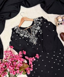 Ensemble Salwar Kameez en coton brodé noir avec dupatta, tenue traditionnelle indienne pour femmes, coupe ample décontractée 85955 VRINDAVAN- VF 242 - Product Image 4