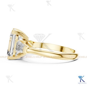 Anillo de Compromiso de Diamante CVD Cultivado en Laboratorio con 3 Piedras, Corte Esmeralda y Baguette, Oro Sólido - Product Image 3