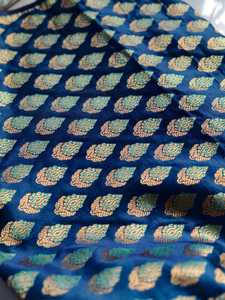 Tissu en soie jacquard métallisé bleu, imprimé, tissé, damassé, pour robes et ameublement - Product Image 3