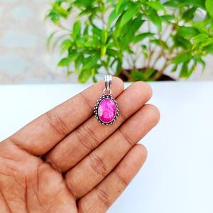 Pendentif artisanal en zoïsite rubis rouge, serti en argent sterling, bijou élégant pour femme et enfant, cadeau raffiné - Product Image 1