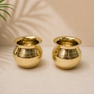 Olla Lota Tradicional de Latón con Patrón Geométrico, Olla de Agua de Metal Hecha a Mano, Kalash Indio para Pooja, Recipiente Decorativo de Latón para el Hogar o Templo - Product Image 1