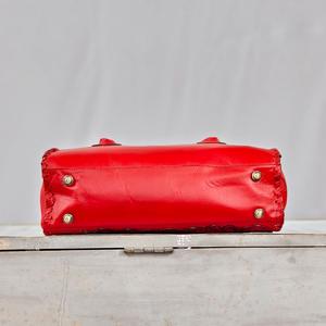 Bolso de Mano de Cuero Rojo de Lujo con Estampado Floral, Cierre de Cremallera, Diseño Duradero - Product Image 5