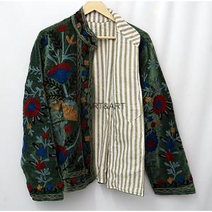 Veste à col pour femme en velours brodé à la main avec des motifs floraux, manches longues, broderie à la main, doublure en coton rayé, style chic, automne - Product Image 5