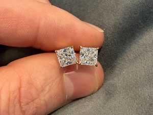 Boucles d'oreilles clous en diamant taille princesse de 0,51 carat (chacun) cultivé en laboratoire, en or massif 18 carats, pour femme, idéales pour les occasions spéciales, mariages et fêtes. - Product Image 2