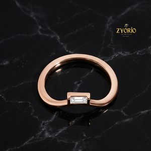 Bague minimaliste pour femme en or 10 carats sertie de diamants baguette cultivés en laboratoire - Product Image 2