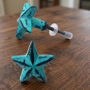 Bouton de meuble en fonte émaillée turquoise, finition vieillie, design industriel, écologique et durable pour tiroirs et poignées de meubles - Product Image 2