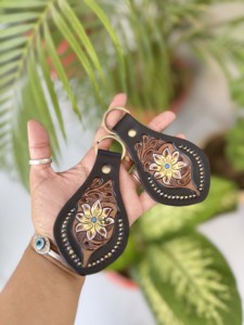 Llavero de Diseño Floral Tallado a Mano, Pendientes de Llavero Hechos a Mano, Venta Caliente, Accesorio de Regalo Ligero para Unisex - Product Image 1