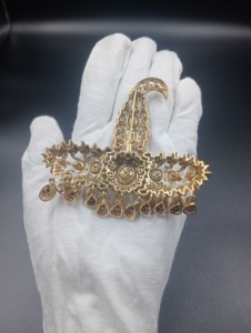 Broche unisexe en forme de lune plaquée argent et or avec pierre verte taille poire, bijou de fête, accessoire de mode pour vêtements - Product Image 4