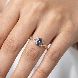 Anillo de Compromiso Ovalado con Alejandrita, Plata de Ley 925, Chapado en Oro de 14K, Gema que Cambia de Color, Banda Vintage - Product Image 6