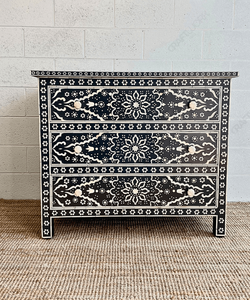 Commode à 3 tiroirs en bois avec incrustations d'os noir, médaillon floral artisanal, meuble de rangement de luxe, mobilier de chambre de designer - Product Image 1