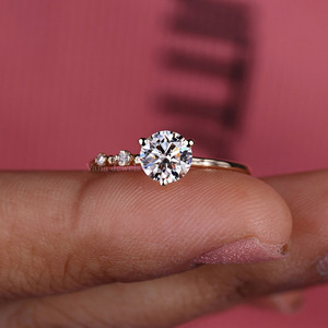 Bague de fiançailles en diamant rond cultivé en laboratoire certifié IGI avec style à trois pierres en or massif 18 carats pour cadeau de mariage ou d'anniversaire - Product Image 6