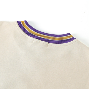 เสื้อสเวตเชิ้ตคอกลมแบบโอเมก้าสีกลาง ผลิตตามสั่ง (OEM) คุณภาพดี พร้อมแถบสีม่วงและสีทอง ปลายแขนเสื้อแบบริบ และกระเป๋าแบบจิงโจ้ - Product Image 4