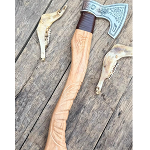 Hacha de Construcción Vikinga Forjada a Mano con Mango de Madera y Hoja de Acero al Carbono Grabada para Uso en Campamentos - Product Image 6