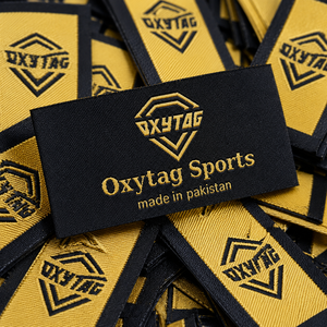 Étiquettes tissées Oxytag Sports, étiquettes principales rectangulaires brodées en tissu, fabriquées au Pakistan, pour vêtements, prix bas, vente en gros OEM. - Product Image 1