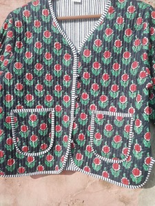 Chaqueta de Algodón Acolchada Floral Hecha a Mano: Prenda Reversible para Mujer - Product Image 4