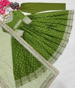 Vestido Anarkali de Georgette Sintética con Bordado de Lentejuelas y Pantalón con Dupatta de Volantes de Cuatro Metros - Product Image 3