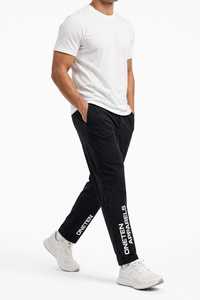 ONETEN APPARELS กางเกงวอร์มสีดำสำหรับผู้ชาย เอวยางยืด มีเชือกผูก แห้งเร็ว น้ำหนักเบา กางเกงจ็อกเกอร์ลำลองพร้อมพิมพ์โลโก้ด้านข้าง - Product Image 2