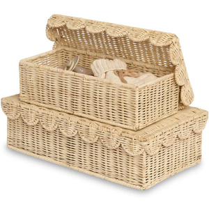 Coffre de rangement rectangulaire en osier festonné avec couvercle à charnières - Organisateur artisanal en rotin naturel pour les essentiels de bébé - Product Image 1