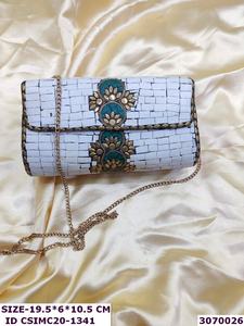 Pochette de soirée artisanale en métal mosaïque perlée demi-lune avec chaîne, sacs de soirée faits à la main - Product Image 3