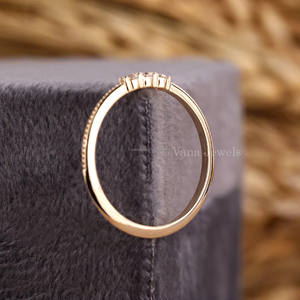 Bague empilable minimaliste en diamant cultivé en laboratoire à trois pierres Alliance en or jaune 14 carats Cadeau d'anniversaire parfait pour votre femme - Product Image 5