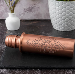 Botella de Agua de Cobre con Acabado Mate Rosa, Motivo Floral Grabado, Recipiente de Cobre Hecho a Mano en India, Brillo Metálico, Tapa Hermética - Product Image 2