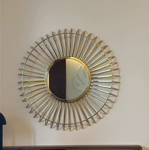 Espejo Redondo de Pared de Latón con Diseño de Rayos de Sol, Marco Metálico Decorativo de Estilo Moderno de Mediados de Siglo - Product Image 1