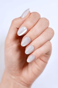 Faux Ongles en ABS Gris Brillant Personnalisés en Gros, Forme Amande Minimaliste, Estampage Doré, Longueur Moyenne, à Presser - Product Image 2