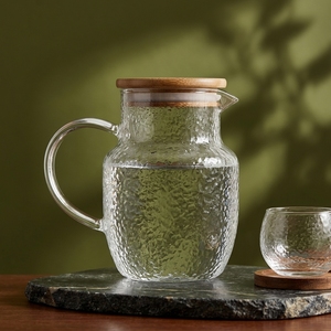 Ensemble carafe et sous-verre – Carafe en verre borosilicate martelé moderne, résistante à la chaleur, lavable, durable, légère, avec couvercle et poignée en bambou - Product Image 1