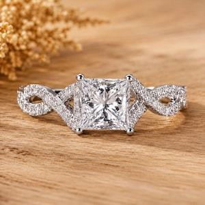 Anillo de compromiso clásico de oro macizo de 10K, 14K, 18K con diamante cultivado en laboratorio de corte princesa de 3 quilates y diamante de corte redondo de 1.10 quilates, certificado por IGI. - Product Image 2