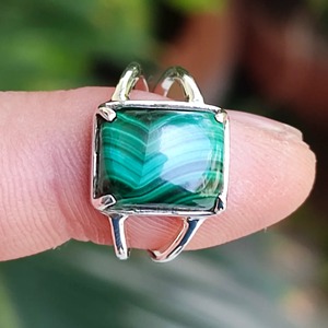 แหวนมาลาไคต์ เงินแท้ 925 ประดับแบบ Bezel Setting แหวนสัญญา งานแฮนด์เมด สไตล์โบโฮ สำหรับงานแต่งงาน งานหมั้น เครื่องประดับผู้หญิง ทำจากวัสดุธรรมชาติ - Product Image 5