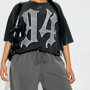 Camiseta de Fútbol Americano Gótica Negra para Mujer, Estilo Urbano, con Estampado de Letras, Corte Holgado, Personalizada, de Algodón Premium - Product Image 2