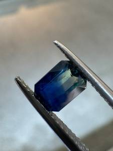Zafiro Natural Bicolor Verde/Azul Corte Esmeralda 1.00CT Gema Preciosa Suelta Facetada con Juego de Color Ceilán para Joyería - Product Image 1