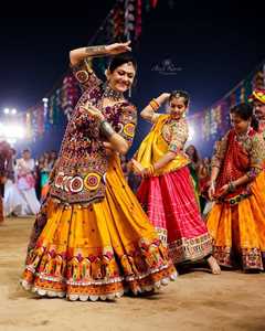 Ensemble Lehenga Choli traditionnel indien pour femme, en coton imprimé avec travail de miroirs, coupe ample longue, tenue ethnique pour Diwali et les fêtes - Product Image 2