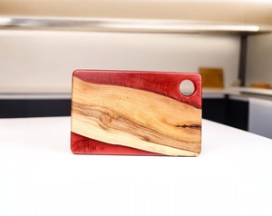 Tabla de cortar hecha a mano de madera de acacia con detalles de resina, con un diseño de tabla redonda para servir. - Product Image 3