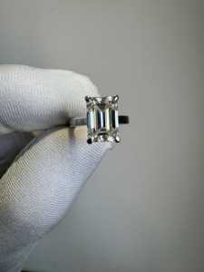 Anillo de Moissanita con Corte Esmeralda: Solitario de 2 Quilates, Oro Sólido o Plata - Product Image 3